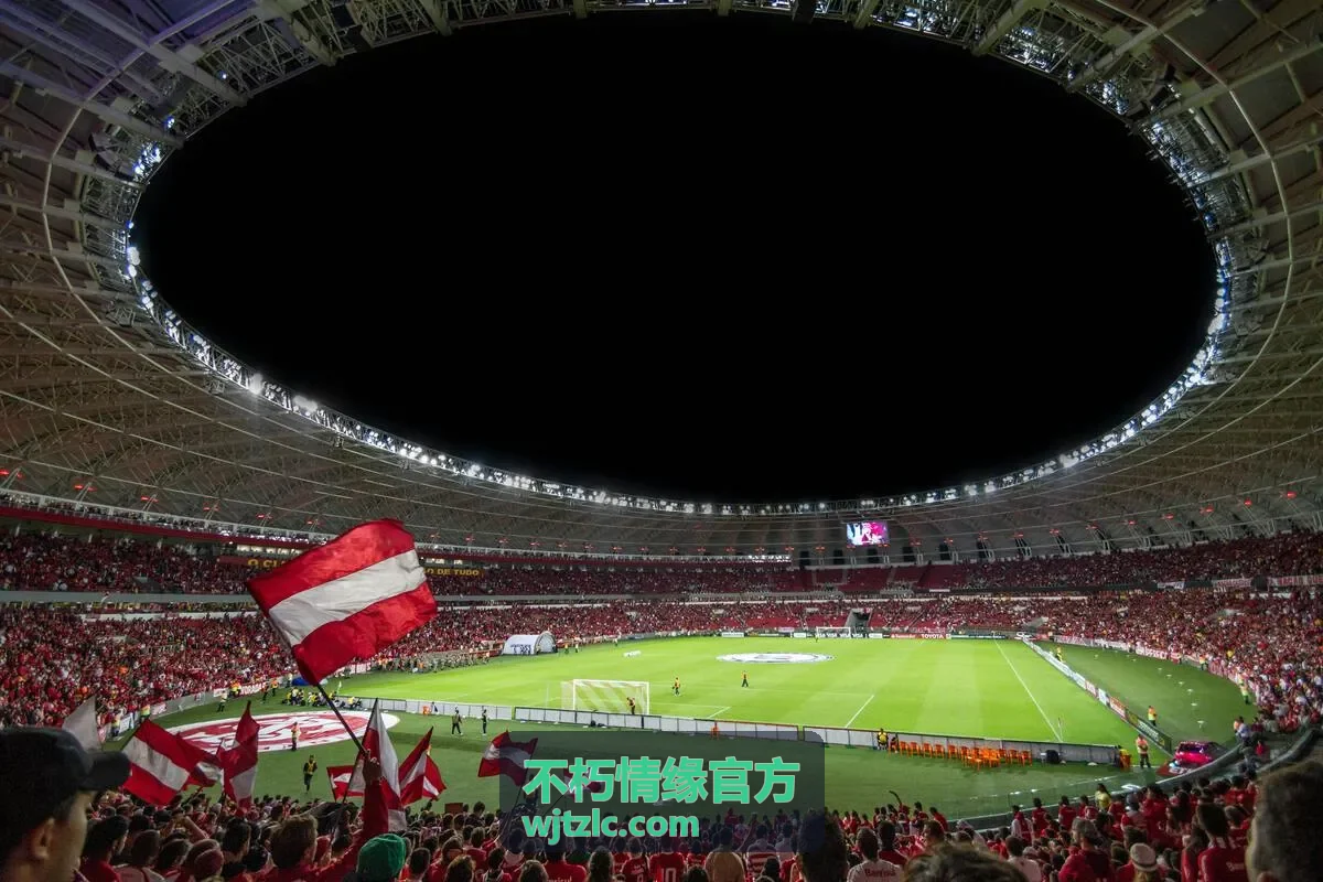 不朽情缘官方首屏视觉图，夜空星轨与光丝交错的深色画面